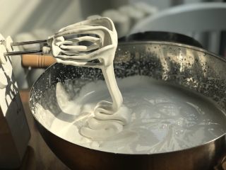 经典棉花糖,在你的打蛋器已经快动不了情况下（棉花糖已经非常厚、温度也差不多跟室内温度一样）、检查一下棉花糖. 如果跟照片一样的效果那就OK了. 