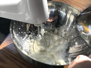 经典棉花糖,然后打蛋器速度开最低的、慢慢把糖浆倒入锅中、一边打一边倒入糖浆.