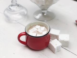 经典棉花糖,可以煮一杯热巧克力、也可以直接吃