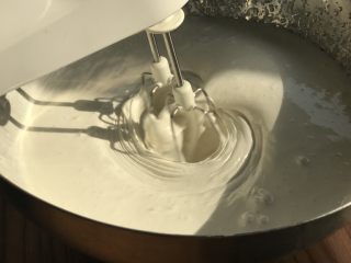 经典棉花糖,4-5分钟后液体变白了、继续打