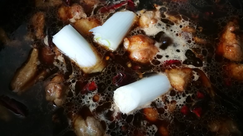 #圆土豆#喷香红烧味盖浇饭,加入刚没过肉的热水。