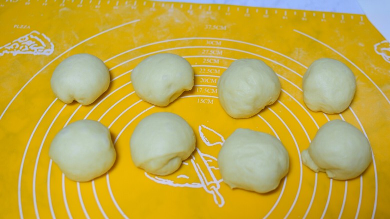 椰蓉小面包,面团发酵到二倍大，取出来，分成8个小面团
