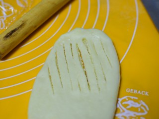 椰蓉小面包,用刀在一侧划出1cm宽
