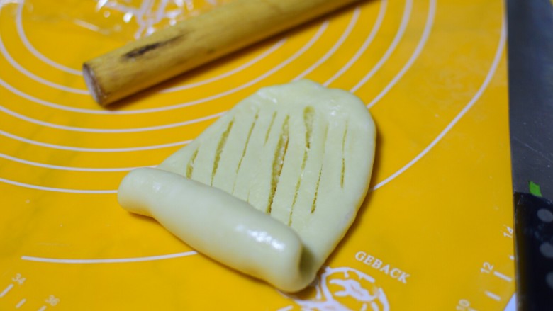 椰蓉小面包,从没有划刀印这一面卷起来。