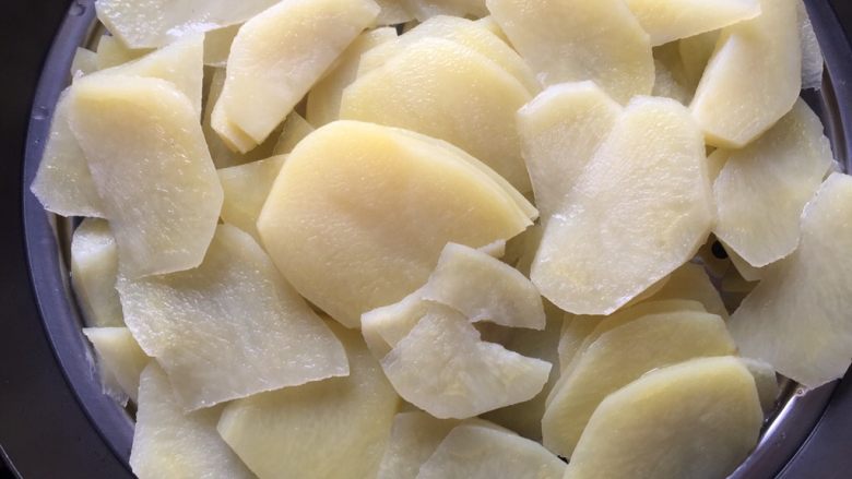 圆土豆+椰香土豆球,先将土豆去皮洗净，切成薄片，上锅隔水蒸熟。