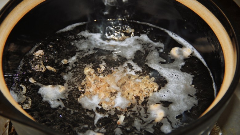 小白菜羊肉粉丝汤,砂锅加水煮开，加入泡发好的海米煮5分钟。