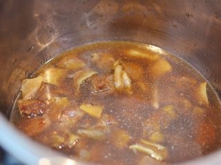 番茄胡萝卜牛腩,等待高压锅自然散气后打开锅盖，把里面的调料捞出来。