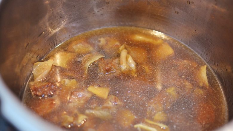 番茄胡萝卜牛腩,等待高压锅自然散气后打开锅盖，把里面的调料捞出来。