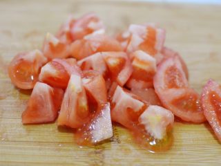 番茄胡萝卜牛腩,切滚刀块。
