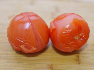 番茄胡萝卜牛腩,捞起来去皮。