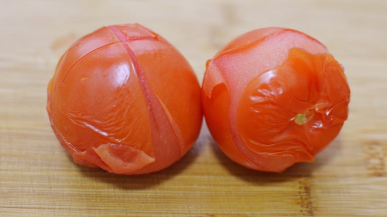 番茄胡萝卜牛腩,捞起来去皮。