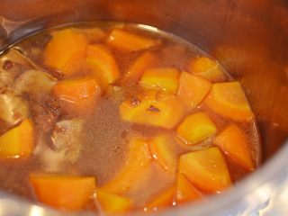 番茄胡萝卜牛腩,自然散气后，打开锅盖，这个时候尝尝咸淡，自行调整。
