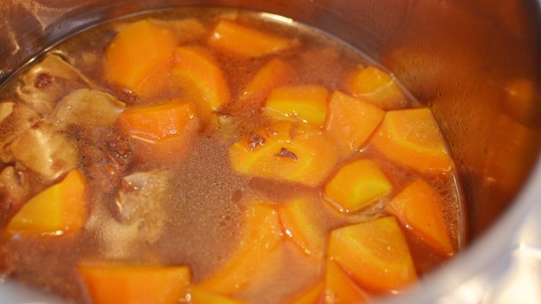 番茄胡萝卜牛腩,自然散气后，打开锅盖，这个时候尝尝咸淡，自行调整。
