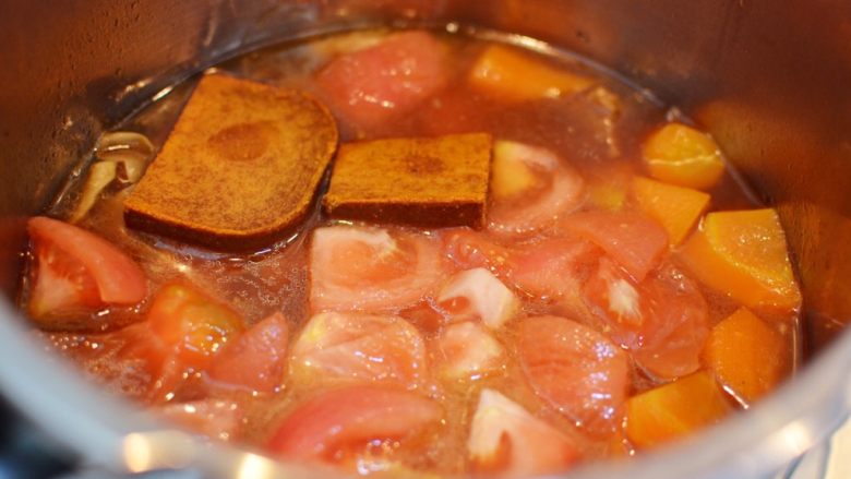 番茄胡萝卜牛腩,敞开锅盖，大火，放入番茄和番茄红烩调料。