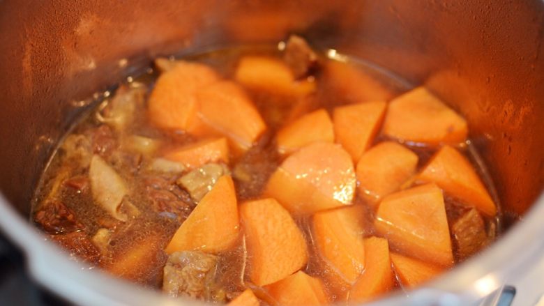 番茄胡萝卜牛腩,放入胡萝卜和盐。盖上锅盖，大火煮开后，转小火压5分钟。