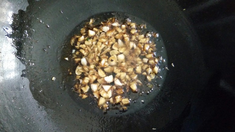 蟹棒金针菇蒸粉丝,倒入酱汁，中火煮2～3分钟，煮好的蒜蓉酱汁香味扑鼻