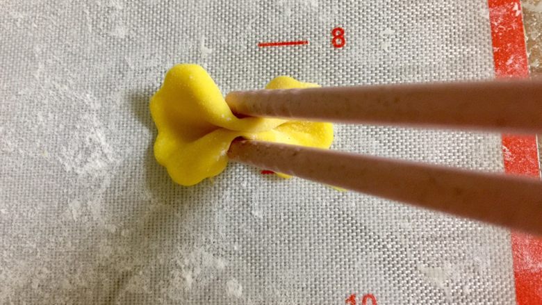 培根炒南瓜蝴蝶面（含蝴蝶面的做法）,用筷子在面片中间夹一下