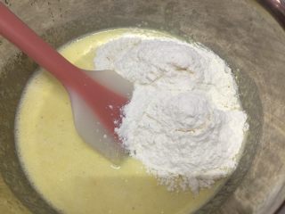 玉米饼,倒入一个大碗里，放入面粉搅拌均匀