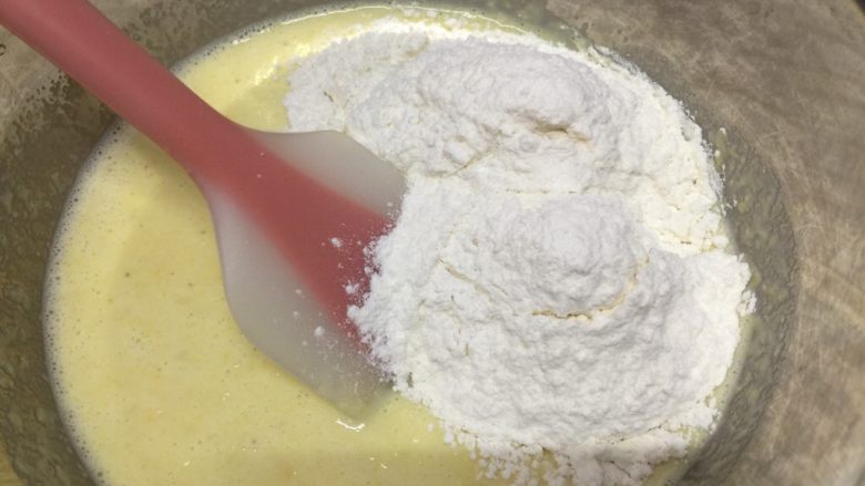 玉米饼,倒入一个大碗里，放入面粉搅拌均匀