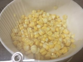 玉米饼,入锅蒸熟