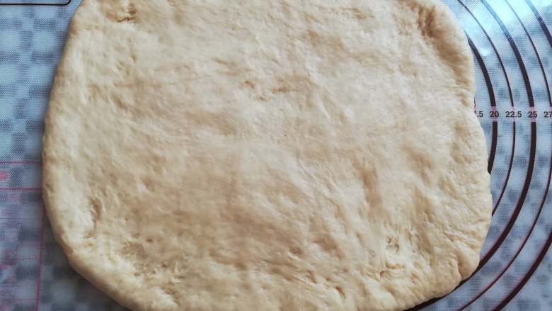 红豆面包（面包机版）,把面团擀成大的面皮