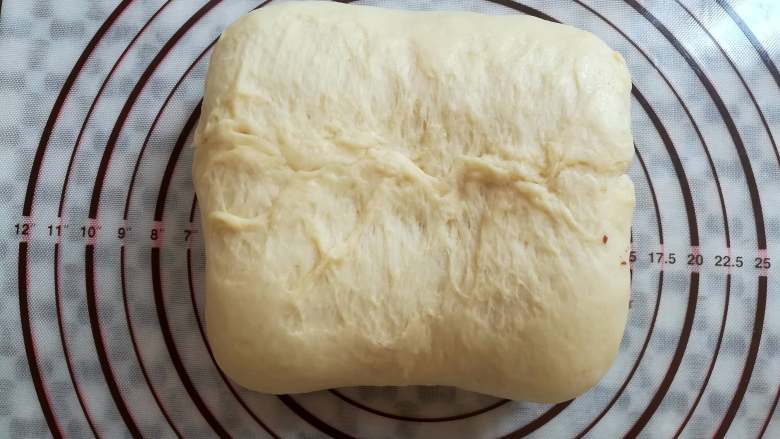 红豆面包（面包机版）,面团上下两侧像中间折叠，收口捏紧