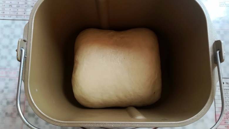 红豆面包（面包机版）,面团收口朝下放进面包桶里
