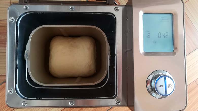 红豆面包（面包机版）,面包桶放进面包机里，选择发酵程序，时间42分钟