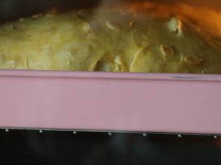 奶香无水果仁面包,175度烤30分钟
一开始要观察面包上色情况噢，有点上色就要盖上锡纸继续烤