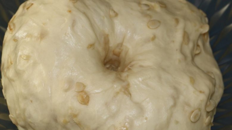 奶香无水果仁面包,发酵至原来的2倍大，手指戳下孔，没有回缩和塌陷就表示发酵好了