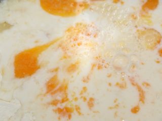 奶香无水果仁面包,打入鸡蛋，倒入牛奶
和面5分钟