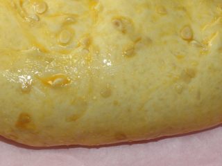 奶香无水果仁面包,发酵完后取出，
此时越热烤箱，175度
在面包表面擦一层蛋液