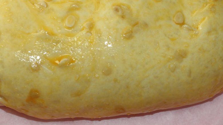 奶香无水果仁面包,发酵完后取出，
此时越热烤箱，175度
在面包表面擦一层蛋液