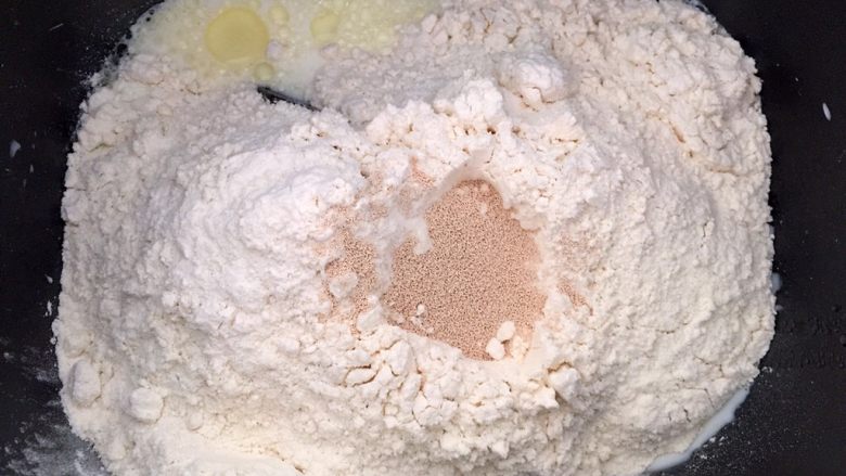 羊奶吐司,按照先液体后粉类的顺序将食材放入面包机内桶，揉面40分钟。