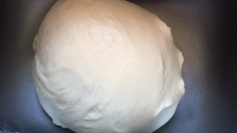 羊奶吐司,放入面包机内第一次发酵。
