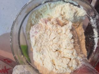 红薯芝麻饼干,面粉和黄油用手捏成像泥土那样，感觉不到有黄油硬块