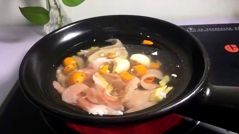 瘦肉菠菜煲,在水面滴少许油