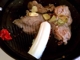 酱牛肉,牛肉和调料一起下锅，添水没过肉块。