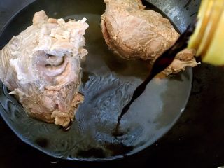 酱牛肉,当牛肉熟后，汤汁留原来的1/3时，放盐调味，倒入老抽。