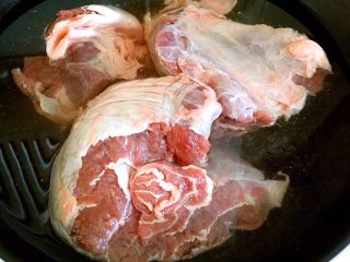 酱牛肉,凉水下锅焯去血沫。