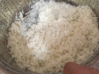 自制手握牡丹虾寿司,东北大米流动水稍冲洗，使米全部打湿，沥干水分即可。不要清洗过度以免流失营养成分。