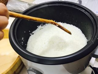 自制手握牡丹虾寿司,水与米1:1的比例放入电饭煲煮饭，煮熟后焖10-15分钟再开盖取出。