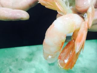 自制手握牡丹虾寿司,小心地剥掉虾壳