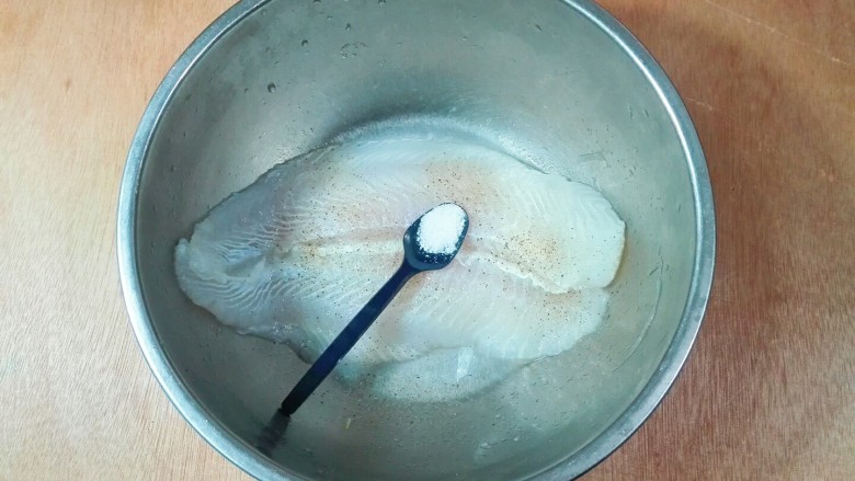 #感恩节食谱#黑椒盐巴沙鱼块,放一小勺盐，腌制十分钟