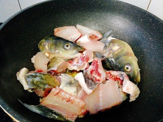 #感恩节食谱#+水煮活鱼,后加入鱼头，鱼骨稍微煎一下