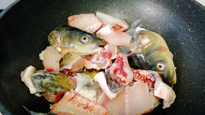#感恩节食谱#+水煮活鱼,后加入鱼头，鱼骨稍微煎一下