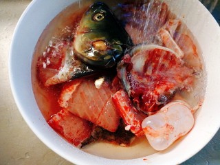 #感恩节食谱#+水煮活鱼,鱼头，鱼骨冲洗