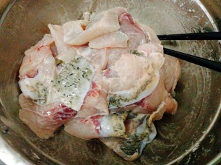 #感恩节食谱#+水煮活鱼,直接用腌制粉包上保鲜膜腌制15分钟左右
