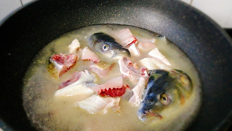 #感恩节食谱#+水煮活鱼,加入适量的清水和盐