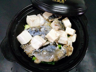 #感恩节食谱#+水煮活鱼,把鱼头 鱼骨，豆腐盛上去 ，鱼汤放旁边备用